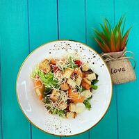 Салат Цезарь с семгой в Три Шефа