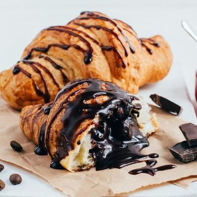 Круассан с шоколадом в Luffy Coffee & Art по цене 1090 ₸
