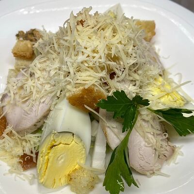 Цезарь с куриным филе в КафеПельмешкин дворик по цене 445 ₽