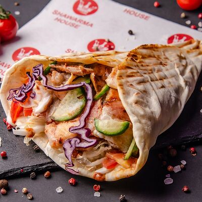 Шаварма с курицей в пите в SHAWARMA HOUSE по цене 515 ₽