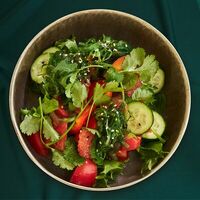 Азиатский салат с сегментами грейпфрута и авокадов Бали