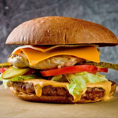 Бургер куриный в Brizola BBQ по цене 590 ₽