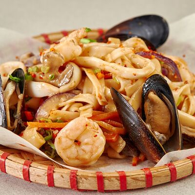 Удон с морепродуктами с креветочным соусом и кокосовым молоком в Pho Bo и Том Ям по цене 499 ₽