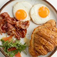 Глазунья с беконом в Кейк