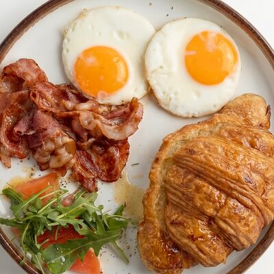 Глазунья с беконом в Кейк по цене 319 ₽