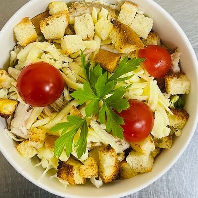 Цезарь с куриным филе в Том Ям & Паста по цене 359 ₽