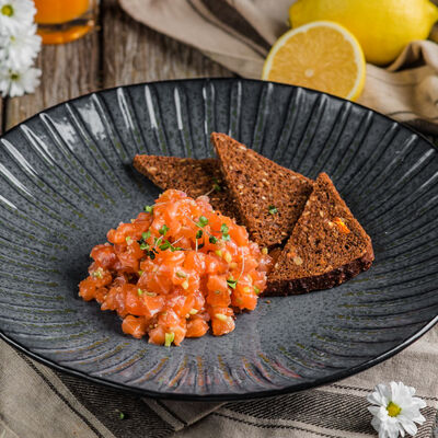 Тартар из лосося в Пряности & Радости на Московском по цене 650 ₽