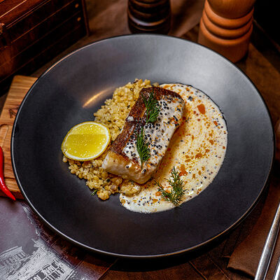 Стейк из палтуса со сливочным булгуром и икорным соусом в Абрамовъ по цене 2250 ₽