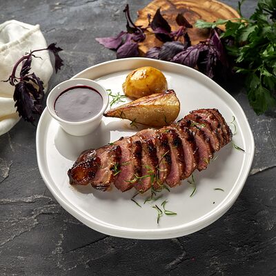 Утиное филе на гриле с печеными фруктамив Инжир по цене 870 ₽