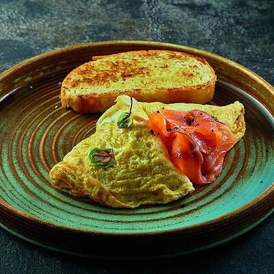 Омлет с лососем и крем-чиз в Баклажан в ТЦ 