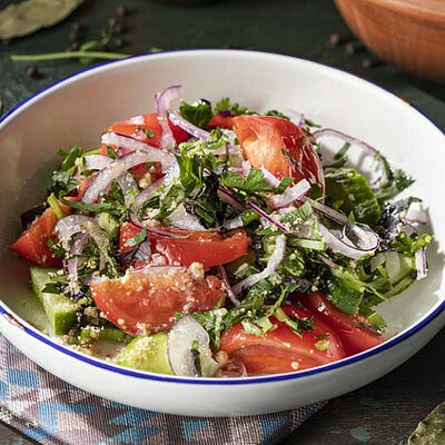 Овощной салат по-грузински с орехами в Джонджоли по цене 470 ₽