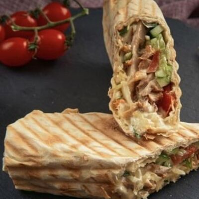 Классическая острая шаурма со свининойв Вкусный домик по цене 400 ₽