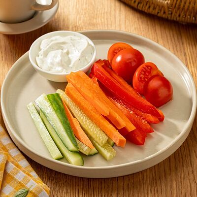 Овощная нарезка с сырным кремом в Шоколадница по цене 260 ₽