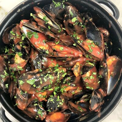 Мидии в томатном соусе с базиликом и орегано в Фитнес меню по цене 1250 ₽