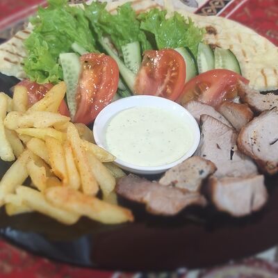 Гирос со свининой в тарелке в Огонь и дым по цене 350 ₽