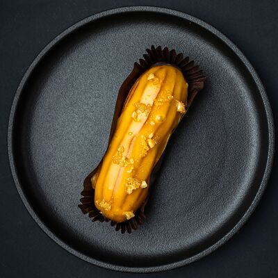 Эклер медовый в Два веселых гуся по цене 345 ₽