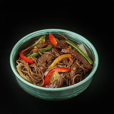 Соба с говядиной в перечном соусе в RollWok club Азиатская кухня по цене 629 ₽