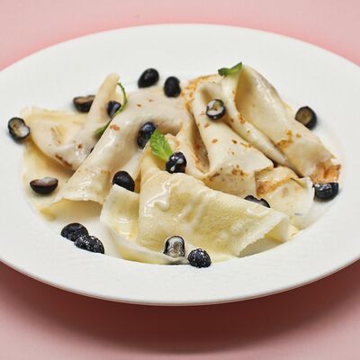 Блины с ягодами и сгущенкой в Еще одна кондитерская Академик по цене 520 ₽