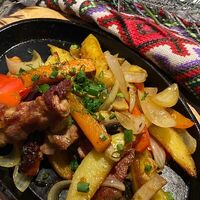 Свиная шея с мини картофелем и овощами на сковородке в Корчма