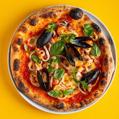 Пицца с морепродуктами в Matteos по цене 1190 ₽
