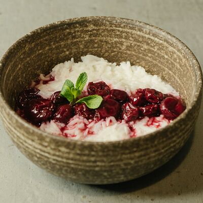 Каша из гималайского риса Басмати с домашним вишневым джемом в Крапива по цене 420 ₽