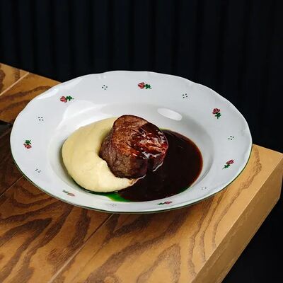 Стейк из говяжьей вырезки с картофельным пюре и трюфельным соусом в Мона по цене 1980 ₽
