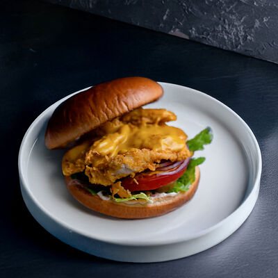 Бургер с куриными стрипсами в соусе Карри и картофель по-деревенскив Berberry & ptichka по цене 750 ₽