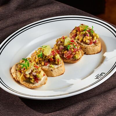 Брускетта с гуакамоле в База по цене 800 ₽