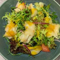 Салат с масляной рыбой, овощами и маслинамив Русский паб