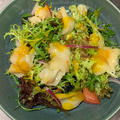 Салат с масляной рыбой, овощами и маслинамив Русский паб по цене 750 ₽