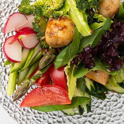 Свежие овощи с гребешком в Море на Патриках по цене 1090