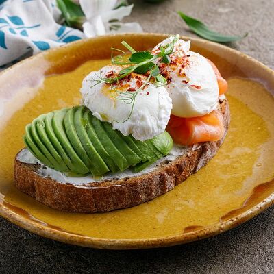 Яйца Пашот на ржаном тосте с авокадо и лососем в Маймун по цене 590