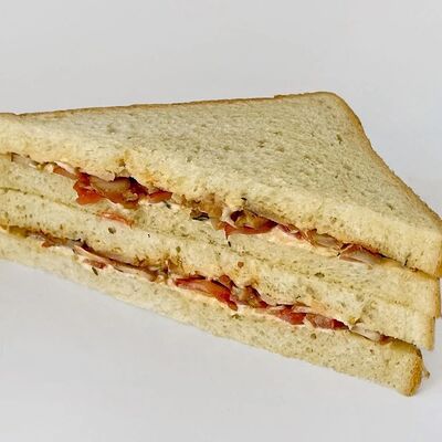 Сэндвич с курицей в Привет, Десерт! по цене 245 ₽