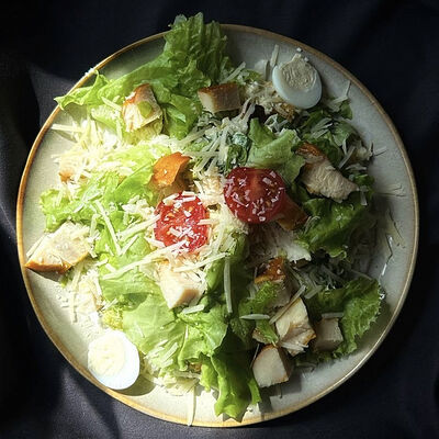 Цезарь с курицей в Урбан Гриль по цене 430 ₽