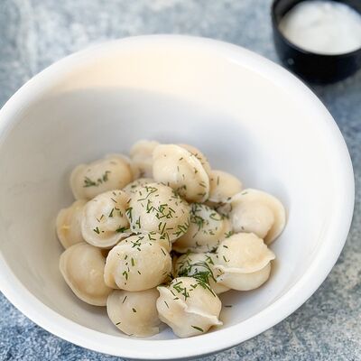 Пельмешки с курино-говяжьим фаршем в Food market skolkovo по цене 390 ₽