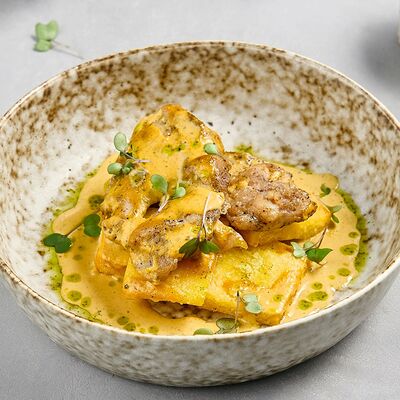 Бедро цыпленка с полентой под соусом карри в Гастробар DOM по цене 450