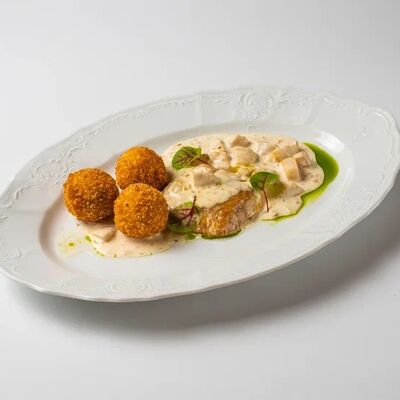 Стерлядь в соусе из белых грибов и картофельными крокетами с трюфелем в Dodici Seafood по цене 1890 ₽