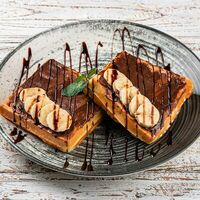 Вафли с шоколадным кремом и бананом в Coffee muse