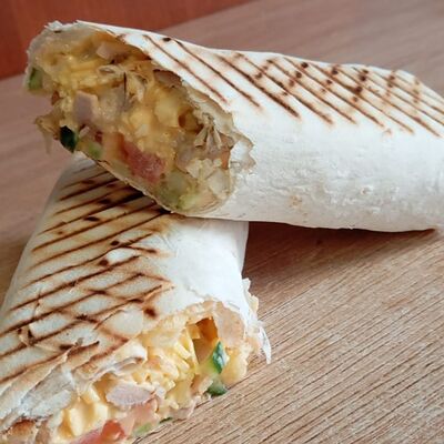 Шаурма классическая со свининой в Кафе-шашлычная по цене 380 ₽