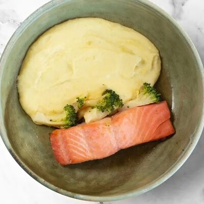 Форель на пару с картофельным пюре в Mikemolly по цене 950 ₽