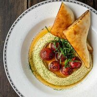 Хумус с обожженными томатами в MANANA