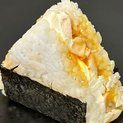 Онигири Сладкая курочка в Snail Суши по цене 176 ₽