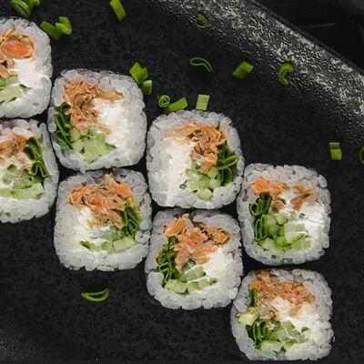 Маки с жареным лососем в соусе терияки в Sushi7 по цене 336 ₽