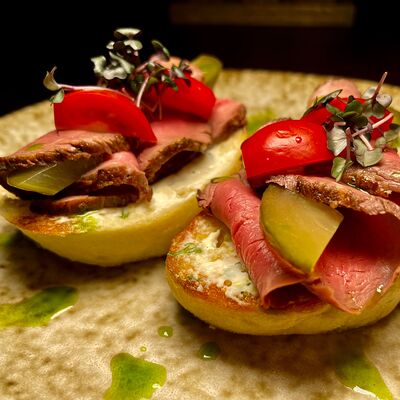 Пара брускетт с ростбифом в Vinokurov karaoke rest по цене 878 ₽