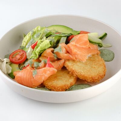 Салат с маринованным лососем, драниками и соусом из шпинатав Grizzly Food по цене 850 ₽