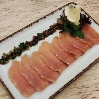 Ломтики соленого лосося в Камин