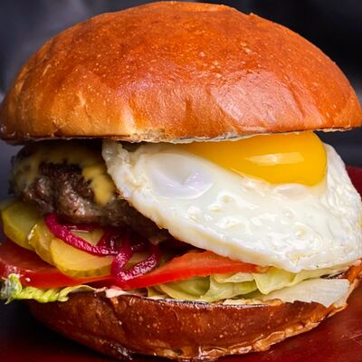 Бургер с мраморной говядиной, беконом и яйцом в Papa Hop по цене 580 ₽