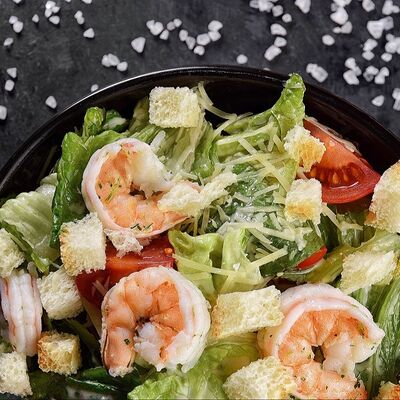 Салат Цезарь с креветками в Гурман по цене 500 ₽