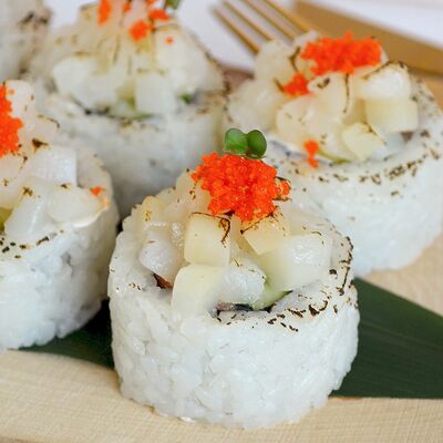 Ролл с опаленным гребешком в Держи рыбу по цене 880