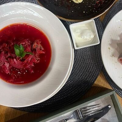 Борщ с бородинским хлебом и домашним салом в La Vida loca по цене 550 ₽